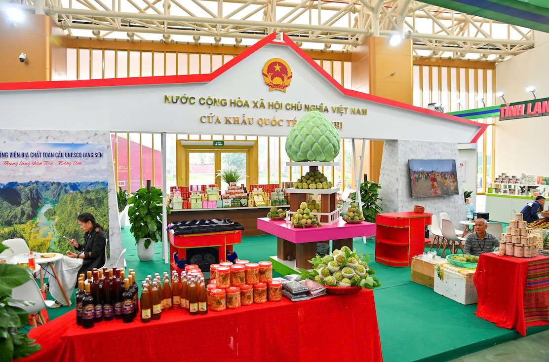 Ảnh 4: Đa dạng sắc màu văn hoá Việt - quốc tế