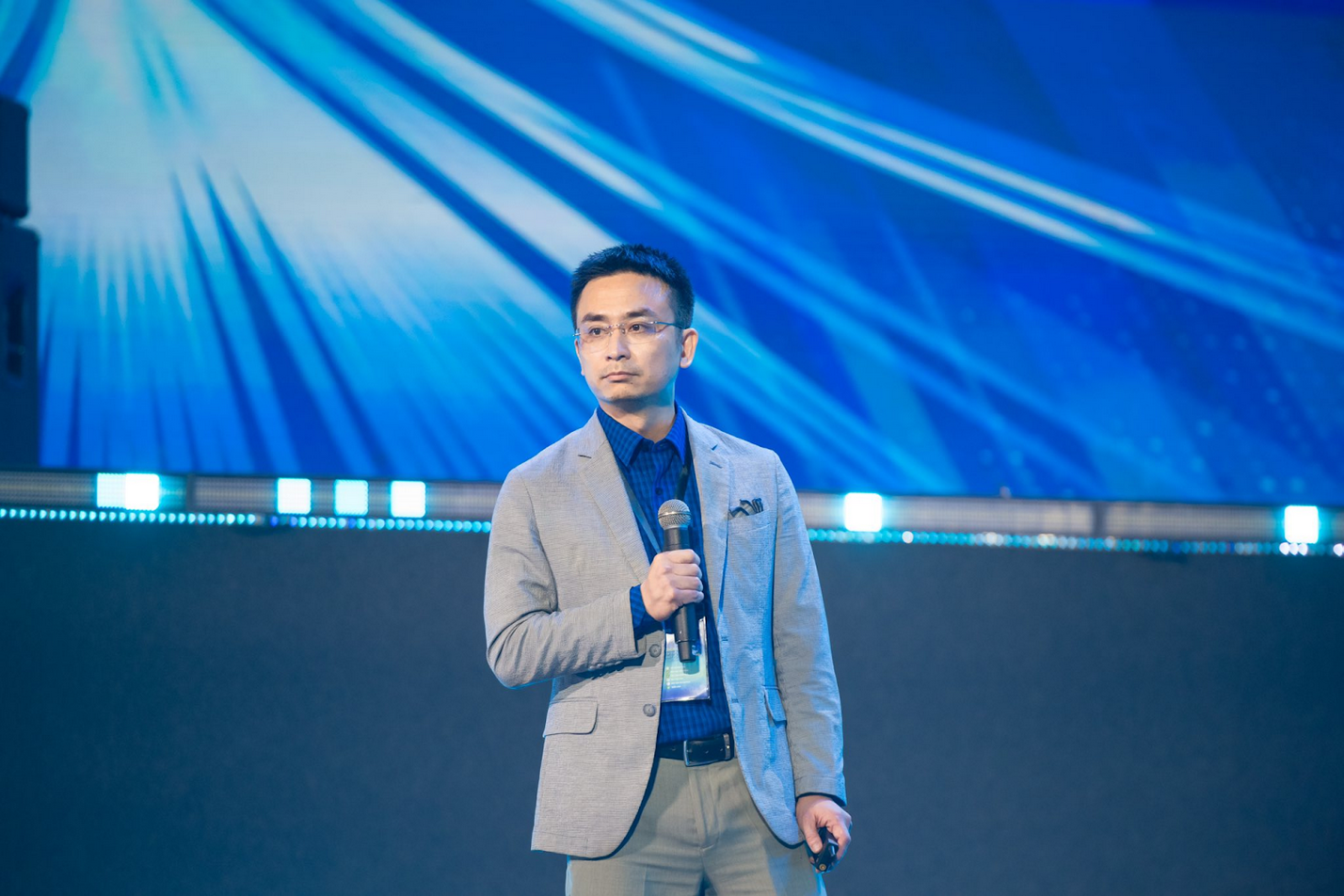 Ảnh 4: CEO & Founder Biglead Lê Duy Thắng tự tin trình bày phần thi trước ban giám khảo