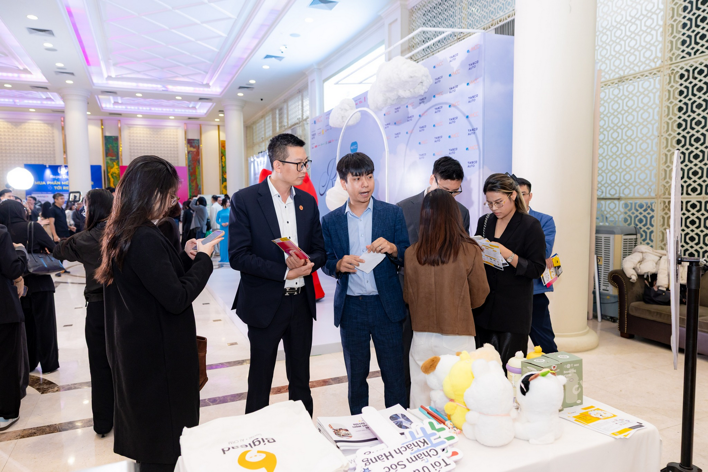 Ảnh 3: Khoảnh khắc tư vấn khách hàng tại gian hàng Nhà tài trợ Bạc